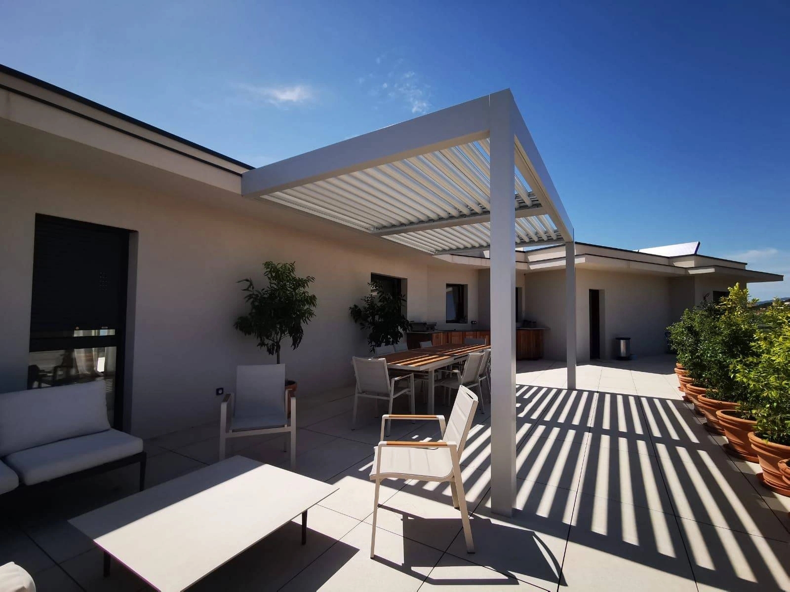 Pergola bioclimatique en Corse