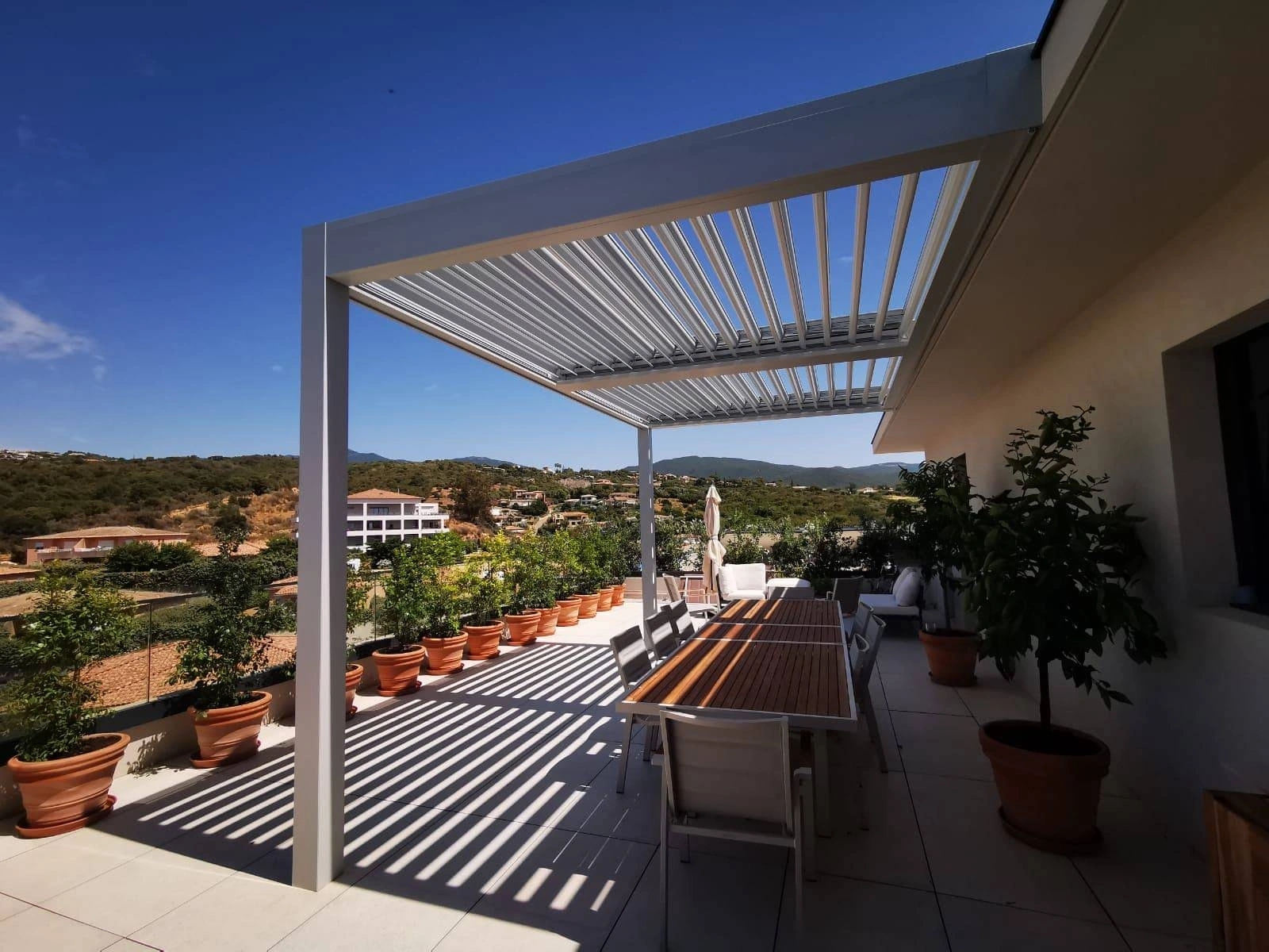 Installation de pergola bioclimatique en Corse
